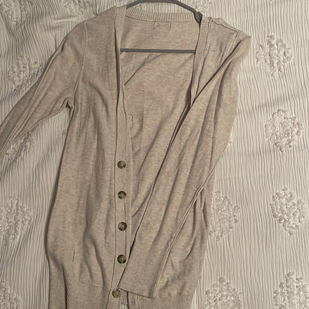 mossimo cream cardigan, slightly worn. perfect condition. Large